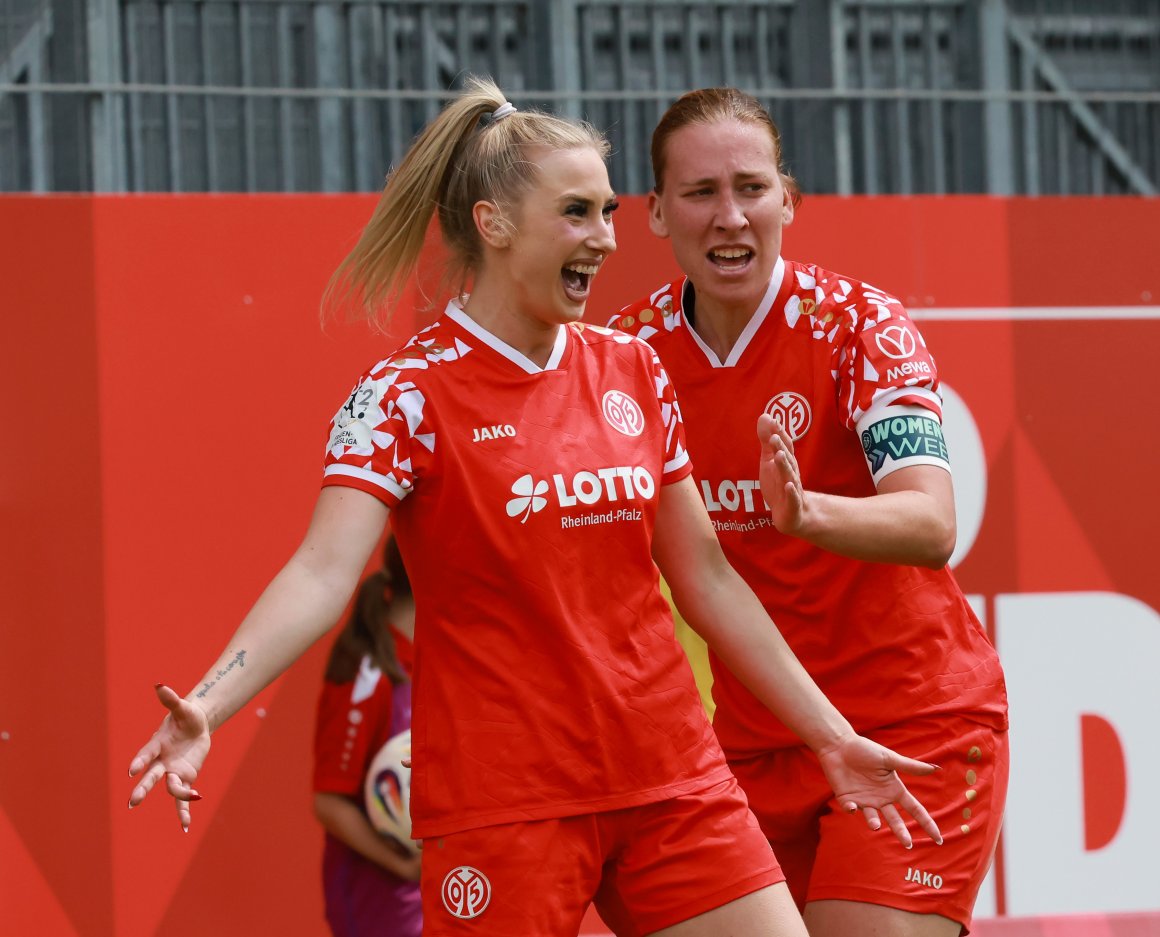 Steuerten im entscheidenden Spiel je einen Treffer zum 5:0-Sieg ein: Johanna Berg (r.) eröffnete den Reigen kurz vor der Pause, Chiara Bouziane schloss ihn ab. 