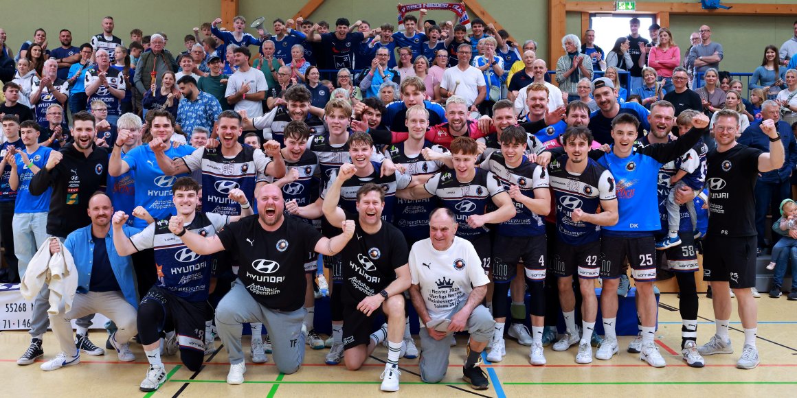 Auch eine Woche später als gedacht feiert sich so ein Aufstieg unbeschwert: Die Mannschaft mit den Fans im Rücken.