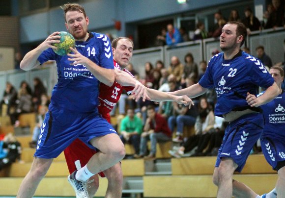 Der Bretzenheimer Rückraumschütze Mattias Zink setzte sich am Kreis durch, David Werner (r.) hätte den Ball zur Not aber auch verwerten können. 