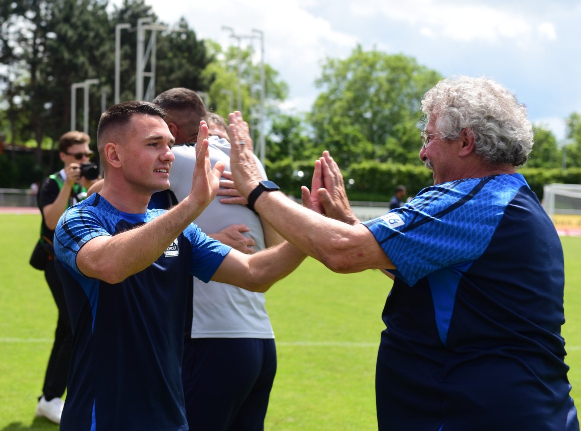 Seinen ersten Titel mit dem TSV Schott gewann Samuel Horozovic (l., mit Betreuer Dieter Senftleben) vor zwei Jahren im Pokal gegen den SV Gonsenheim. Mit einem erneuten Pokaltriumph will er sich vom Klub verabschieden.