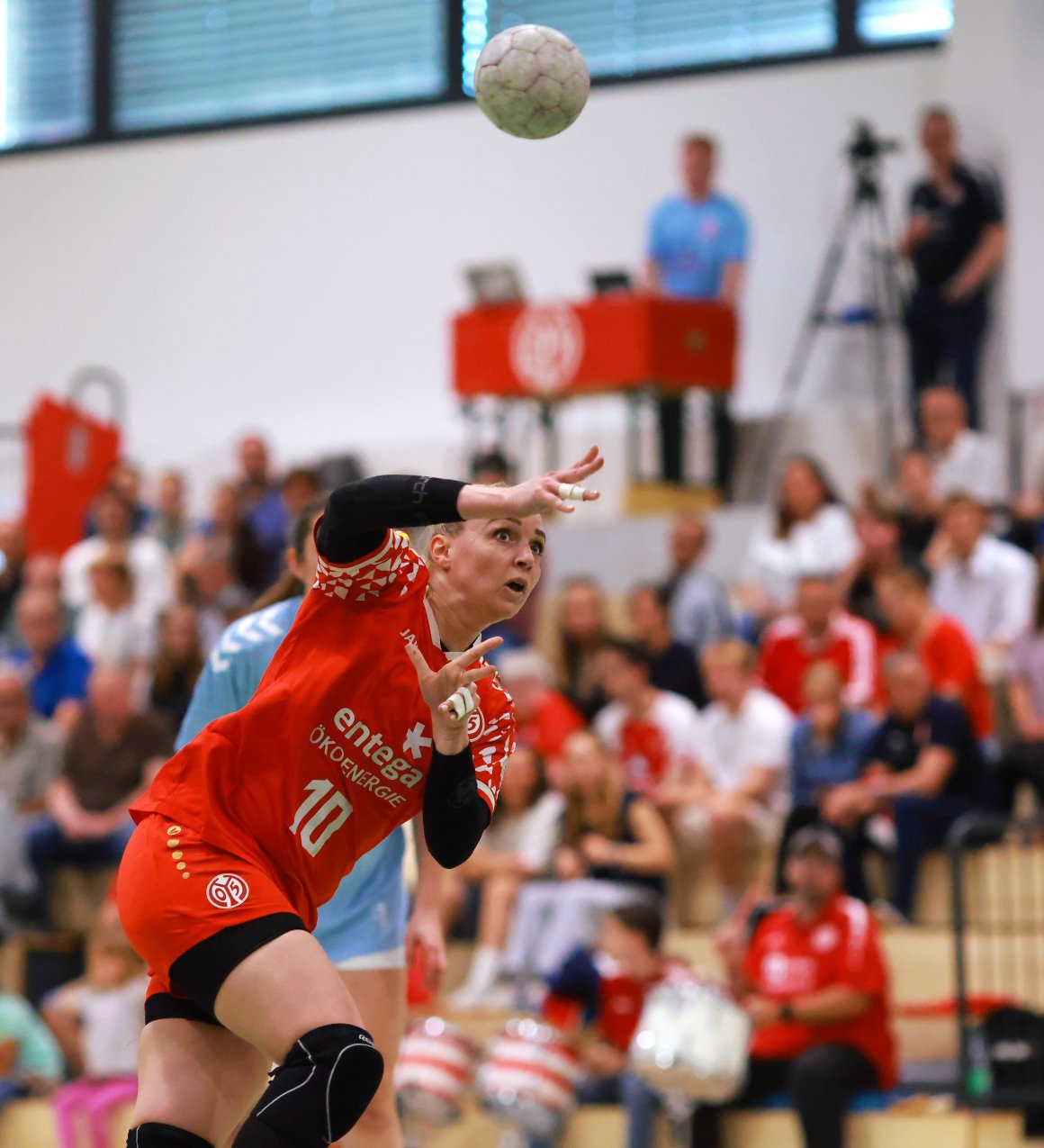Christin Kühlborn ist nach der Sirene noch nicht ganz durch mit dem Programm: Die Kapitänin wird nach dem letzten Heimspiel der Saison die Teamkolleginnen verabschieden, die kommende Runde nicht mehr das 05-Trikot tragen werden.