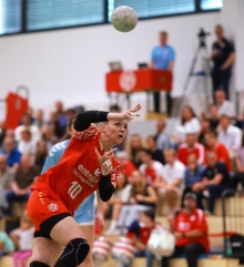 Christin Kühlborn ist nach der Sirene noch nicht ganz durch mit dem Programm: Die Kapitänin wird nach dem letzten Heimspiel der Saison die Teamkolleginnen verabschieden, die kommende Runde nicht mehr das 05-Trikot tragen werden.