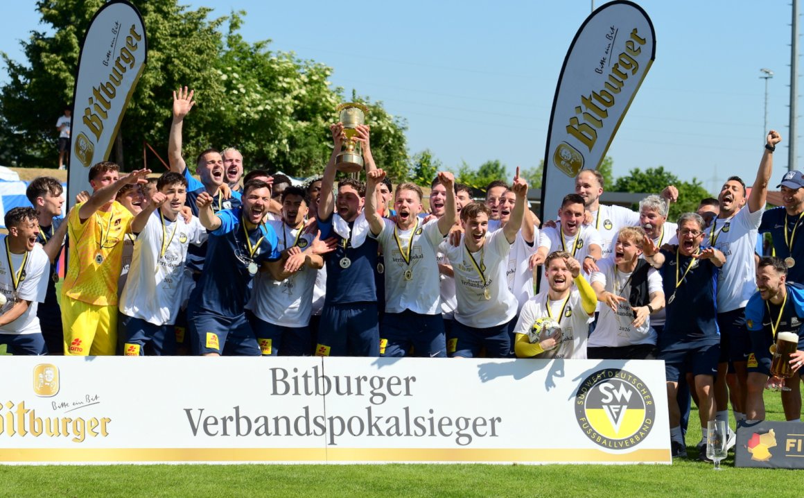 Sie haben es wieder geschafft: Die Fußballer des TSV Schott sind zum vierten Mal Verbandspokalsieger...
