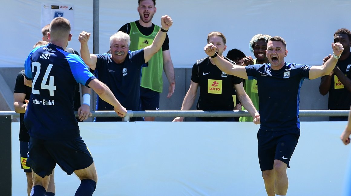 Die Reaktionen von Trainer Samuel Horozovic und Betreuer Dieter „Ich liebe diese Mannschaft“ Senftleben lassen es erahnen: Soeben hat Jan Just das 1:0 erzielt...
