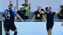 Die Reaktionen von Trainer Samuel Horozovic und Betreuer Dieter „Ich liebe diese Mannschaft“ Senftleben lassen es erahnen: Soeben hat Jan Just das 1:0 erzielt...