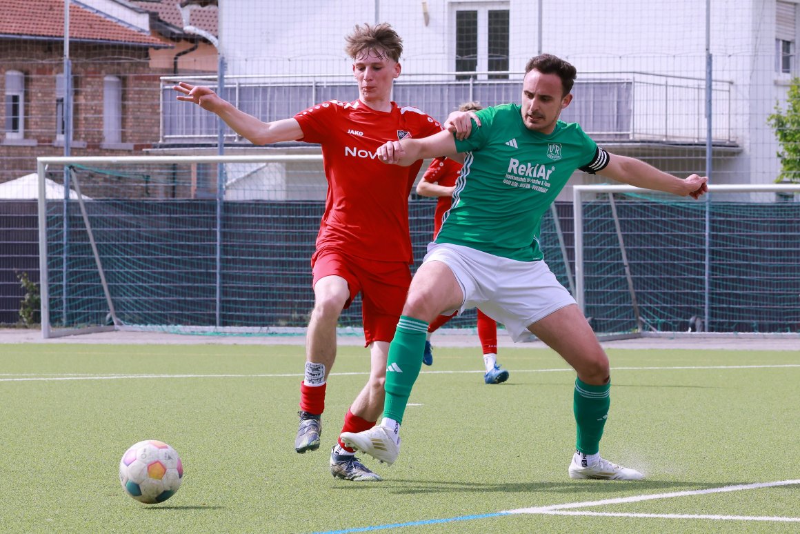 Michael Steffens (r.) rettete den VfR Nierstein ins Entscheidungsspiel.