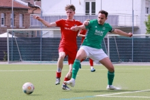 Michael Steffens (r.) rettete den VfR Nierstein ins Entscheidungsspiel.