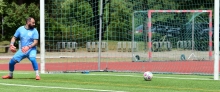 Keine Sekunde mehr, und die Fiam-Führung ist dahin. Torwart Pasquale Patria kann dem Ball nur noch hinterherschauen...