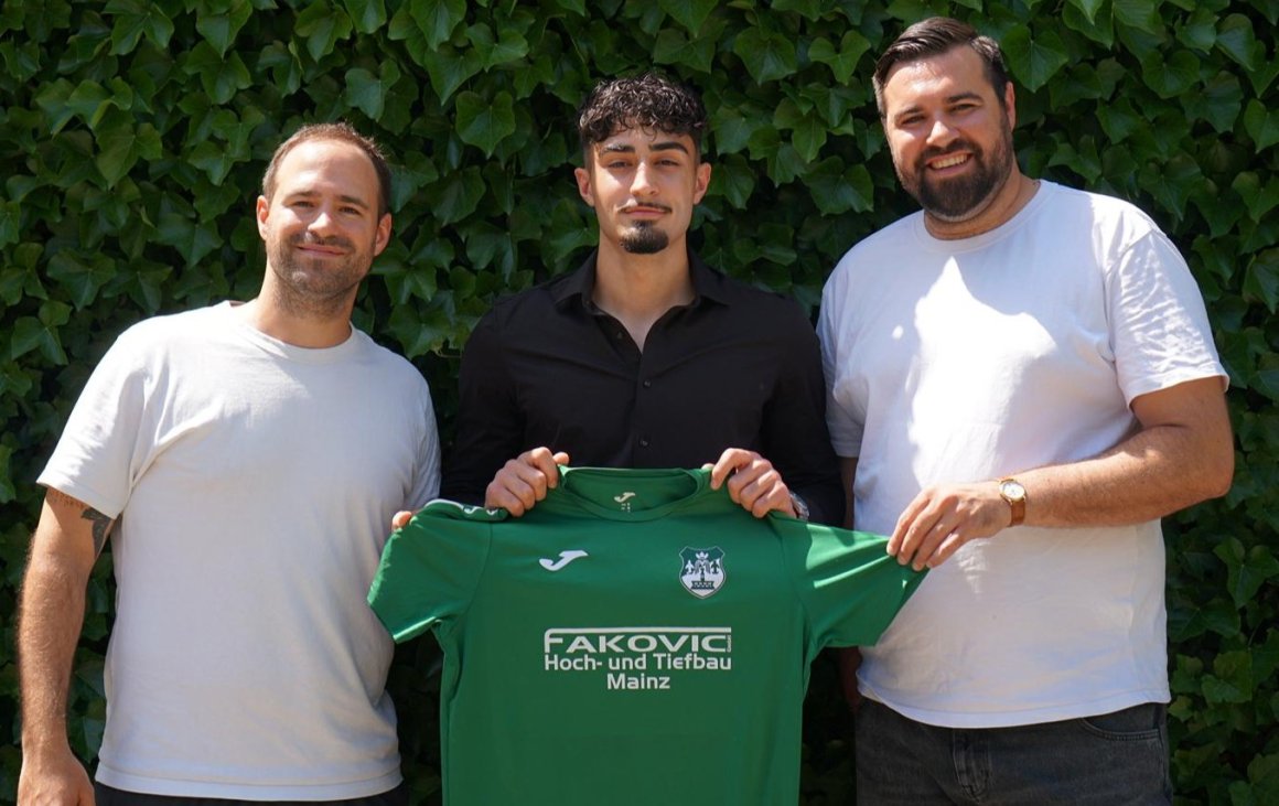 Freuen sich auf ihre Zusammenarbeit: TuS-Trainer Timm Belz, Neuzugang Baran Sayur und Teammanager Freddy Schulz.