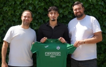 Freuen sich auf ihre Zusammenarbeit: TuS-Trainer Timm Belz, Neuzugang Baran Sayur und Teammanager Freddy Schulz.
