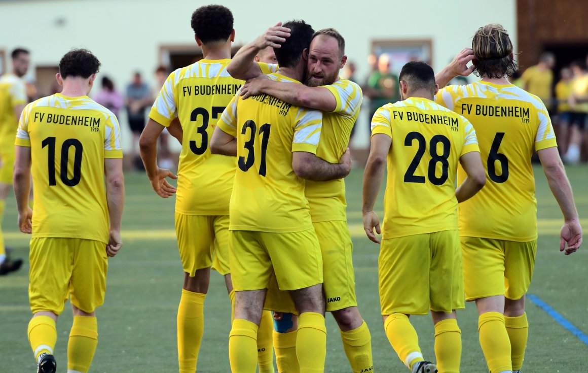 Die Kollegen sind schon durch, Christian Simon gratuliert Leon Brunnett als Letzter zum 1:0...