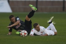 Pablo de Blasis (r.) war in der ersten Halbzeit an etlichen guten Offenisvaktionen beteiligt. Hier war er bei einem Zickzackdribbling gefoult worden.