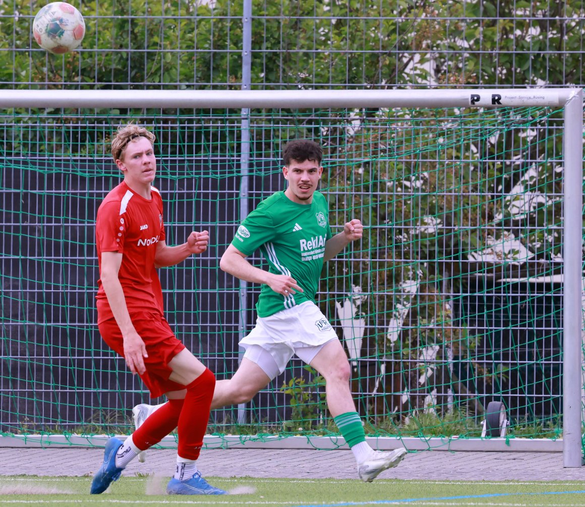 Zurück aus dem Urlaub, kann Paul Junginger (r.) helfen, die Niersteiner Defensive zu stabilisieren.
