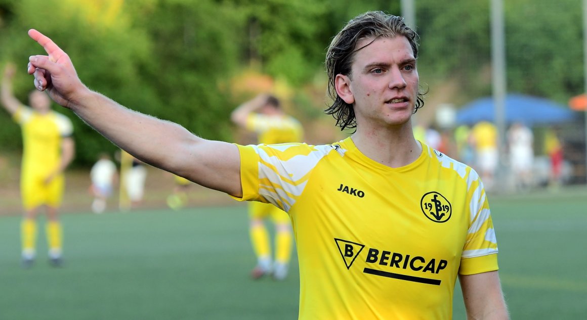 Vincent Weiß zeigt es an: Für den FV Budenheim geht's nach oben.