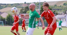 Für Bastian Krummeck (l.) und den VfR Nierstein verfinstert sich die Lage.