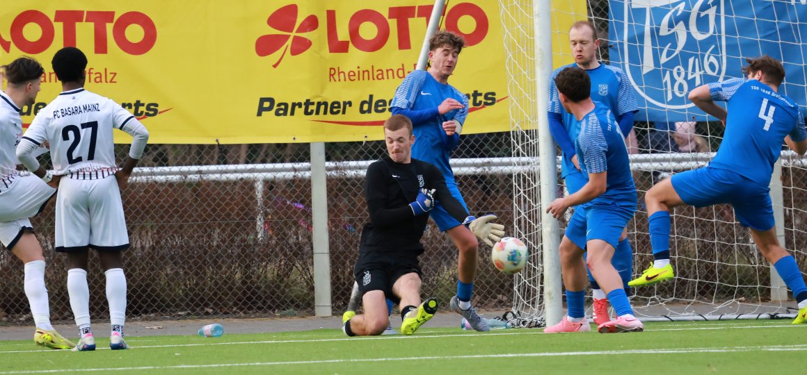 Genügend Bretzenheimer Beine in der Nähe, dennoch klingelt es. Der Freistoßtreffer, den Gianni Auletta (l.) hier im Derby für den FC Basara gegen die TSG Bretzenheim setzt, ist symbolisch für die Runde der nun als Absteiger feststehenden TSG.