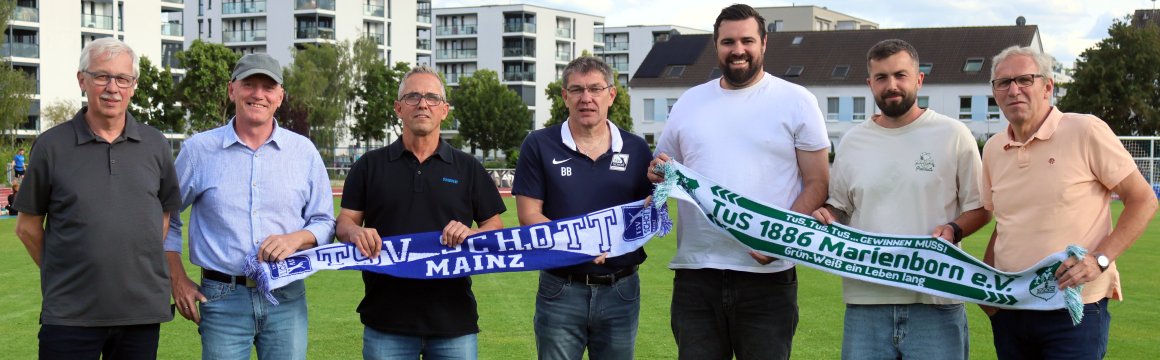 Sie (und andere) kooperieren ab sofort: (v.l.) Schott-Teammanager Klaus Bauer, Jörg Kalt (Sportlicher Leiter der TuS), Guido Ritz (TuS-Sportdirektor), Schott-Jugendleiter Bernd Bangel, TuS-Teammanager Freddy Schulz, Marco Senftleben aus der Sportlichen Leitung des TSV und TuS-Chef Dietmar Hofmann.