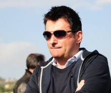 Sollte er in der Stürmerfrage angespannt sein, lässt er sich nichts anmerken: 05-Manager Christian Heidel.