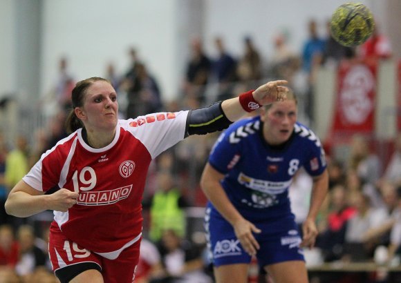 Beim unerwartet verlorenen Hinrundenspiel gegen Aufsteiger H2Ku Herrenberg (r. Katrin Schneider) war Claudia Schückler stärkste Mainzer Spielerin und erzielte neben fünf Siebenmetertreffern auch sechs Feldtore.