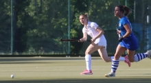 Julia Blettners (Mitte) Treffer zum 1:1-Ausgleich bedeutete den Aufstieg der Schott-Hockeyfrauen in die Regionalliga Süd.
