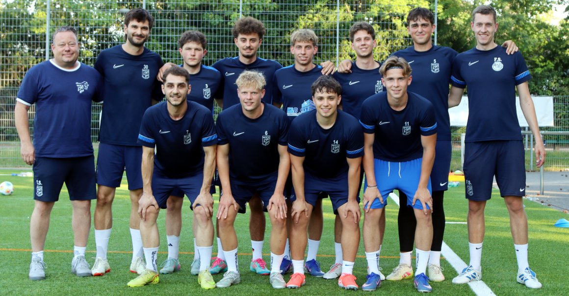 Das Trainerteam aus Timo Schmidt und Paul Poseck (v.l.) sowie Finn Stärz arbeitet mit neun Neuzugängen ab sofort an der Integration. Von oben links bis unten rechts: Testspieler Laurenz Bubach, Philipp Müller, Maximilian Mlaka, Marijan Patrovic, Luke Eitner, Teo Fakas, Marlon Ermer, Luca Hofmann und Thomas Rotundo.