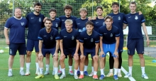 Das Trainerteam aus Timo Schmidt und Paul Poseck (v.l.) sowie Finn Stärz (r.) arbeitet mit neun Neuzugängen ab sofort an der Integration. Von oben links bis unten rechts: Testspieler Laurenz Bubach, Philipp Müller, Maximilian Mlaka, Marijan Patrovic, Luke Eitner, Teo Fakas, Marlon Ermer, Luca Hofmann und Thomas Rotundo.