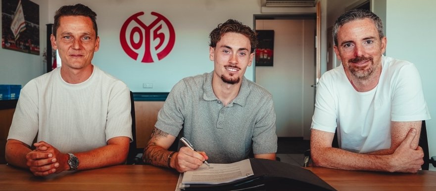 Ausnahmsweise mit Kuli statt Ball in der Hand: Maximilian Kinzig zwischen Sportdirektor Niko Bungert und dem Technischen Direktor Meikel Schönweitz.
