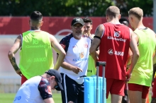 Am Anfang erzählt er bisschen mehr: Urs Fischer zum Auftakt seiner ersten Saisonvorbereitung als Trainer des FSV Mainz 05.