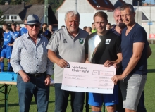 Der TSV Schott hat in den sieben jüngsten Ausgaben des Rhein-Nahe-Ligaturniers sechsmal das Finale erreicht und fünfmal gewonnen. Hier nimmt der damalige Kapitän Tim Müller 2022 den Siegerscheck entgegen. In diesem Jahr ist der 29-Jährige als spielender Kotrainer der SG Hüffelsheim ein realistischer Finalgegner für den Titelverteidiger.
