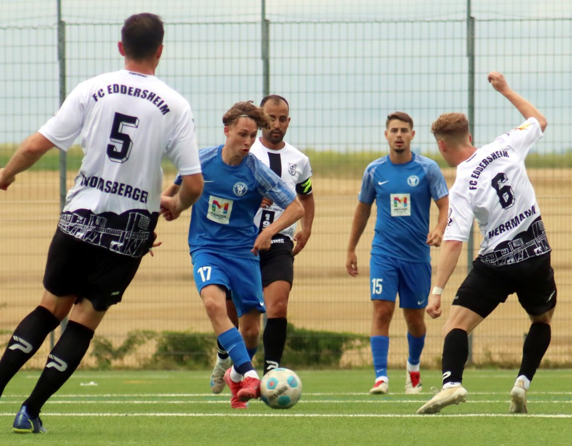Sowohl Robin Hofmann (am Ball) als auch Julian Donges (hinten) werden beim erneuten Testvergleich des SV Gonsenheim mit dem FC Eddersheim das Trikot der Hessen tragen. 