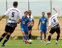 Sowohl Robin Hofmann (am Ball) als auch Julian Donges (hinten) werden beim erneuten Testvergleich des SV Gonsenheim mit dem FC Eddersheim das Trikot der Hessen tragen. 