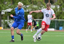 Jacob Roden (l.) wechselt das Schott-Trikot gegen eines des FC Homburg.