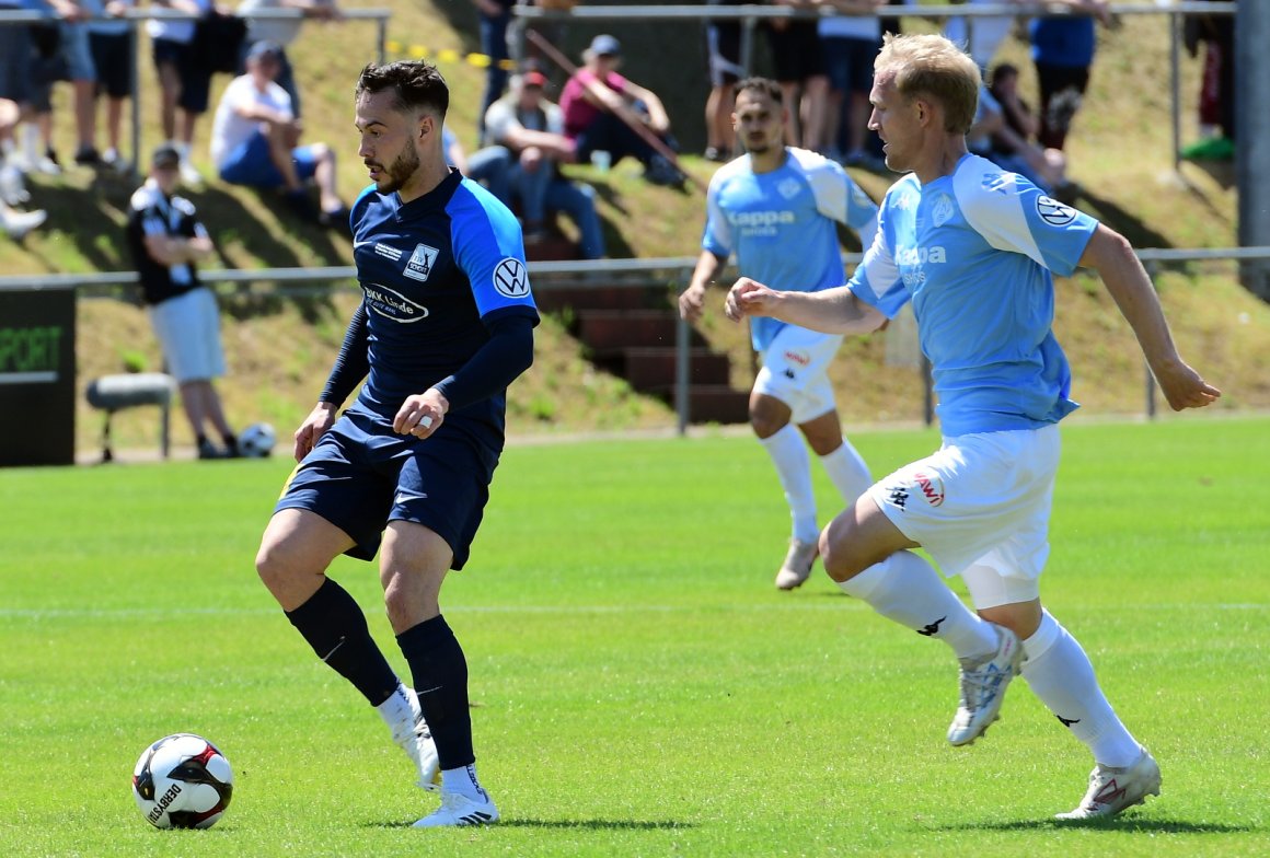 Mit einem Finalsieg gegen den FK Pirmasens qualifizierten sich Silas Schwarz (l.) und der TSV Schott zum vierten Mal für den DFB-Pokal.