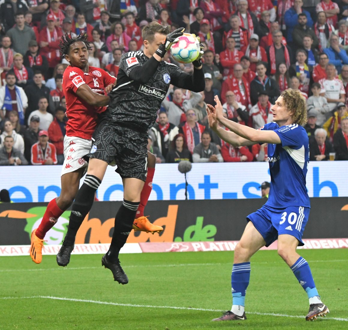 Im Mai 2023 weilte Alexander Schwolow zuletzt in der Mainzer Arena, damals als Torwart des FC Schalke 04.