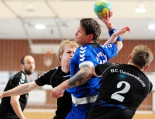 Für die SG Bretzenheim (Mitte: Marco Müller) endet die Saison nach den 26:36 beim HC Gonsenheim (v.l. Florian Bieker, Adrian Wolter und Dawid Bernet)  definitiv auf dem letzten Tabellenplatz. Was das für den Klassenverbleib bedeutet , ist noch unklar.