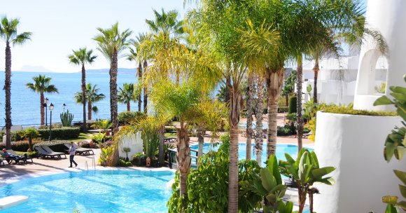 Wer im Estepona Palace einen Ort sucht, an dem weniger los ist als im Speisesaal, sollte sich in den Pool begeben. 14,7 Grad Wassertemperatur sind nicht jedermanns Sache...