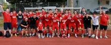 Möglicherweise hat man die SVW nach einem Turnier schon mal in der Siegerpose gesehen, nach dem eigenen Sommercup allerdings noch nie, wenn die Erinnerungen der Altvorderen nicht täuschen.