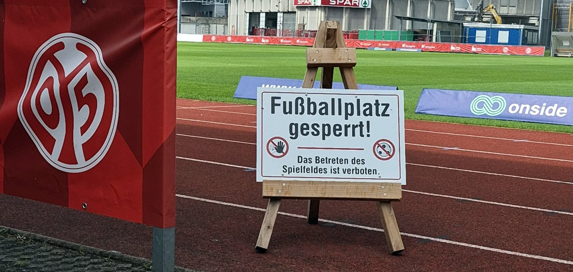 Betreten verboten! Doch nach Onsider-Informationen wird die Platzsperre in Wörgl am Dienstag aufgehoben.