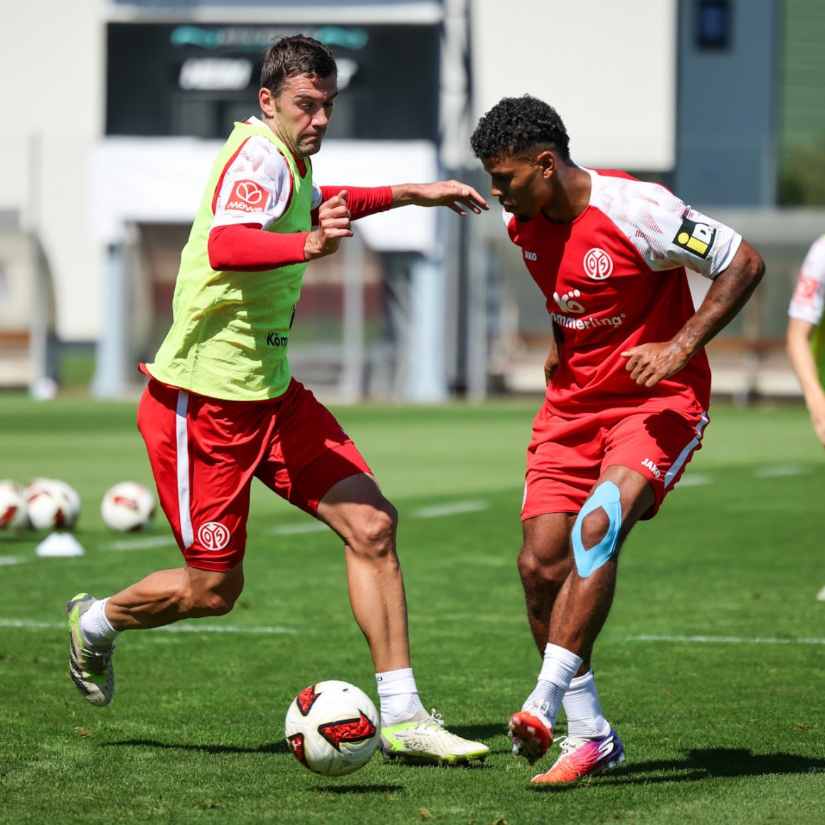 Ransford Königsdörffer, hier im Zweikampf mit Stefan Bell, ist einer von derzeit drei erfahrenen Akteuren für die beiden Positionen im Angriff.