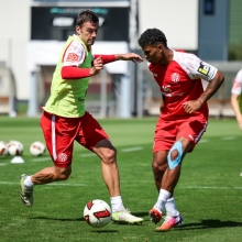 Ransford Königsdörffer, hier im Zweikampf mit Stefan Bell, ist einer von derzeit drei erfahrenen Akteuren für die beiden Positionen im Angriff.