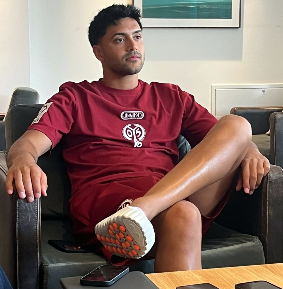 Nadiem Amiri hat in Pressegesprächen schon gesprächiger gewirkt als am Donnerstagnachmittag. Dass die Bild-„Zeitung“ ihm gegen Ende der vorigen Saison unterstellt hatte, er mache den Clown, hatte er noch nicht vergessen. 