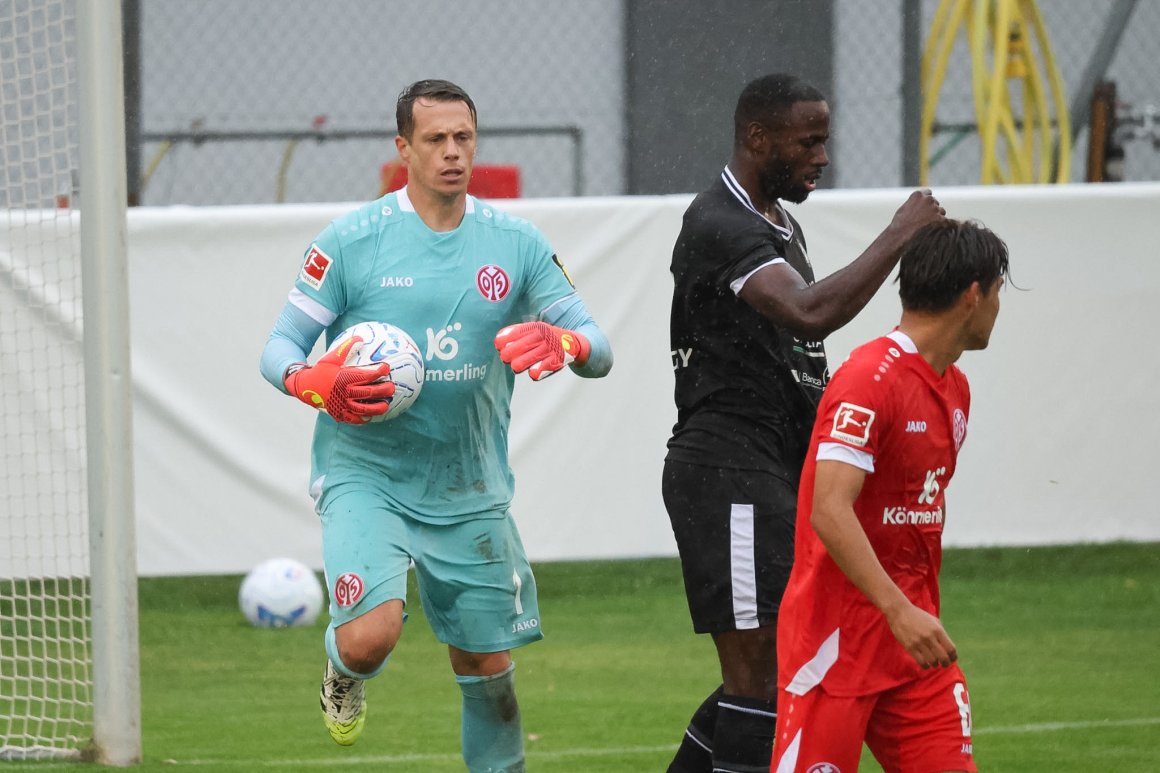Neuzugang Alexander Schwolow packte einige starke Paraden aus, leitete aber auch das 1:2 ein.