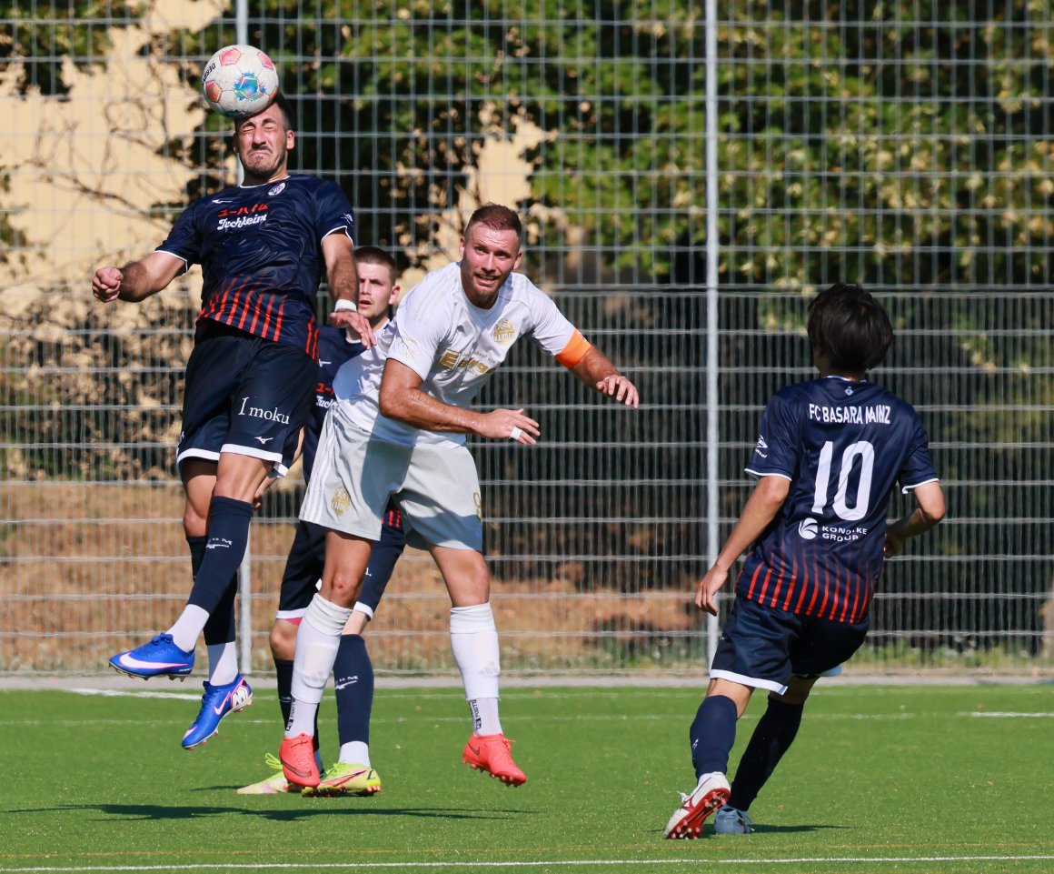 Der neue spielende Kotrainer Serdal Günes hat hier gegenüber dem Kandeler Kapitän Maximilian Schäfer die Hohheit. 