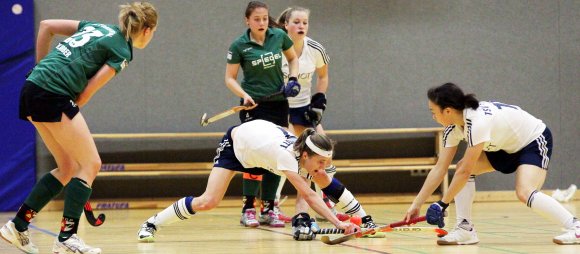 Hier sieht es zwar ein wenig so aus, als stritten sich Julia Brüning und Susanne Sunkel um den Ball, tatsächlch waren die Hockeyfrauen des TSV sich allerdings meist sehr einig, wie sie den Ball vor das gegnerische Tor bringen wollen.