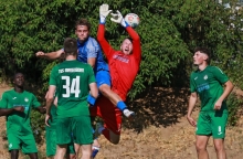 TuS-II-Torwart Daniel Günther muss etwas riskieren, um in dieser Szene das Gegentor durch die TSG Bretzenheim zu verhinden. Ansonsten blieb es für den Keeper ein erstaunlich ruhiger Nachmittag beim Landesligaauftakt.