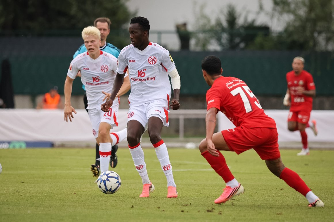 Alynho Haidara, hier im Test gegen Shabab al-Ahli Dubai, macht gerade seine ersten Schritte im Profifußball.
