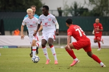 Alynho Haidara, hier im Test gegen Shabab al-Ahli Dubai, macht gerade seine ersten Schritte im Profifußball.