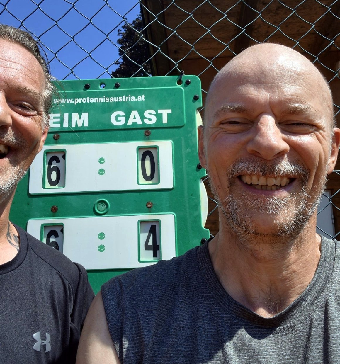 Falsch herum aufgestellt... Tim Klotz nahm die Niederlage gegen Peter H. Eisenhuth mit einem lachenden (links im Bild) und einem weinenden (noch weiter links) Auge hin.) 