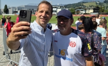 Wenn OB Nino Haase vorbeischaut, steht Trainer Urs Fischer im Schatten.