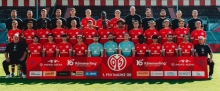 Viele Spieler, großer Trainer- und Betreuerstab: Die U23 des FSV Mainz 05 füllt das Bild mit 40 Personen.